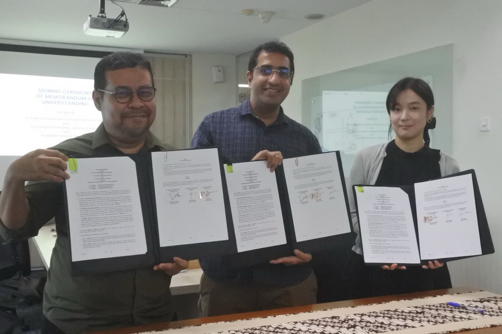 Signing Ceremonial Memorandum of Understanding between PGNCOM, GASNET, and KORINET